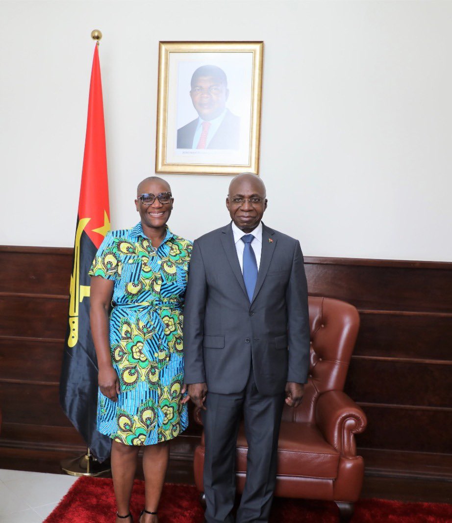 O Ministro Teté António recebeu na tarde desta quinta-feira, 18/04, em Luanda, a Representante Residente do Programa das Nações Unidas para o Desenvolvimento (PNUD) em Angola, Denise António.