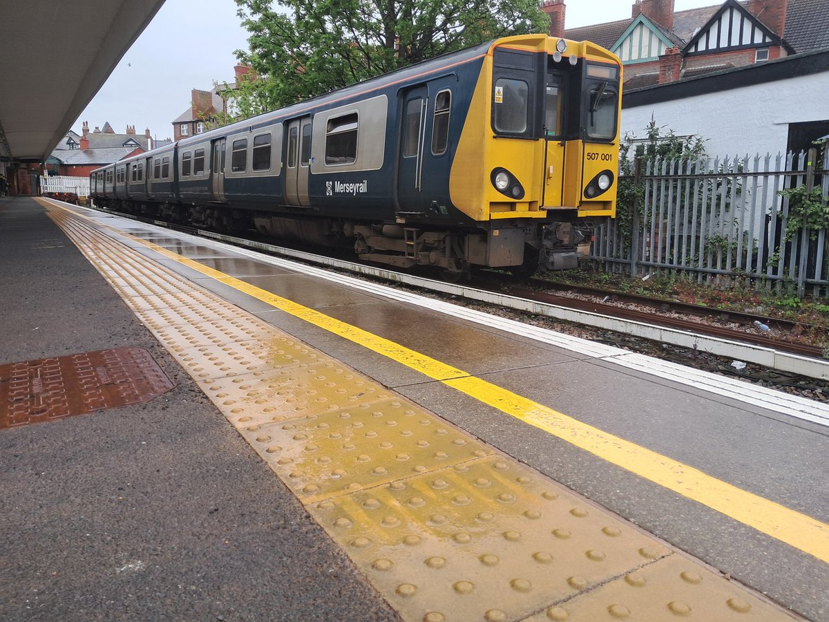 @merseyrail 507001 at West kirby in the rain. still looking good, got to be my favourite livery apart from the hope uni one that's gone.