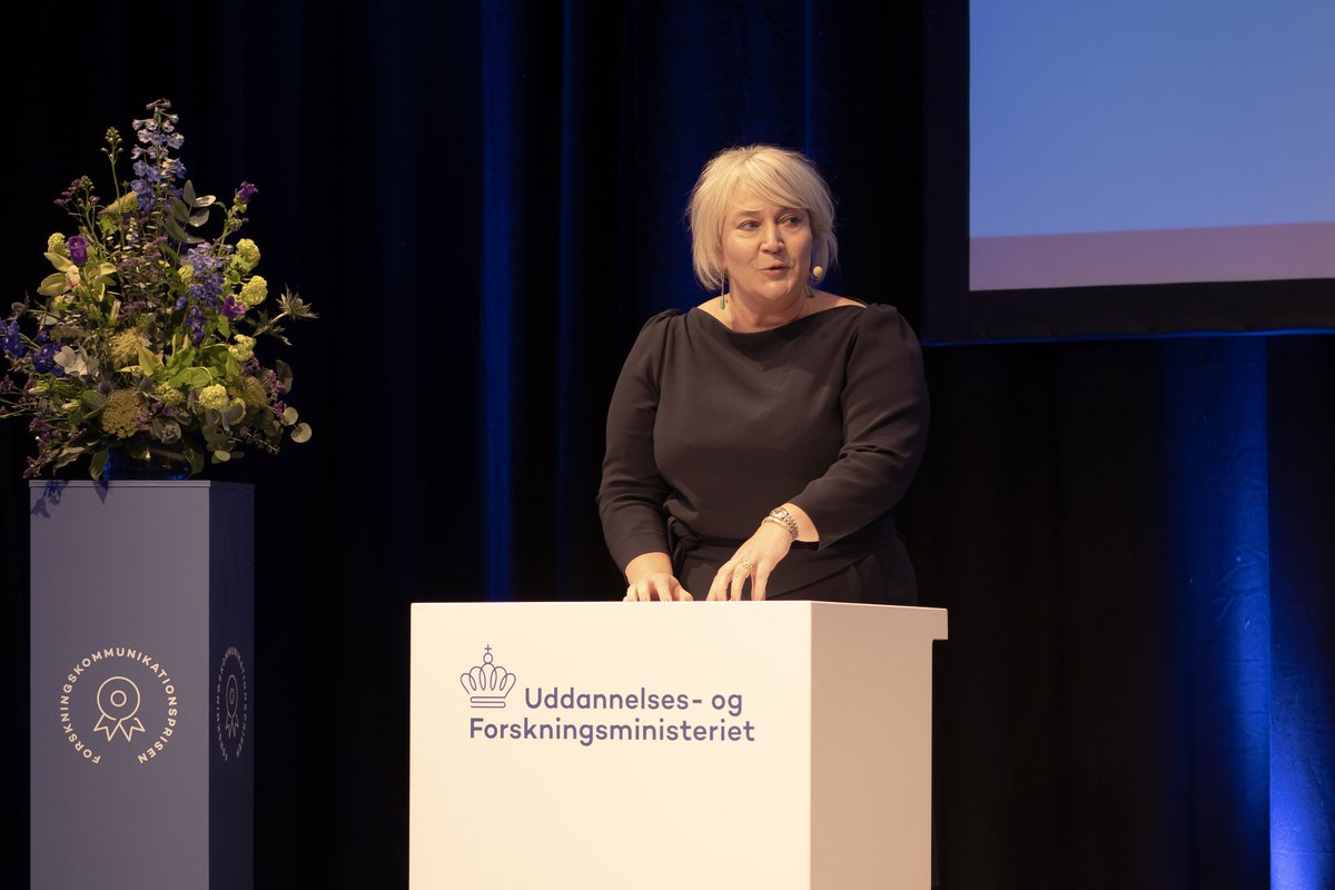 UFM_MIN's tweet photo. ”Du gør det utilgængelige tilgængeligt for helt almindelige danskere. Det er utrolig vigtigt i en tid, hvor mange i stigende grad er mistroiske overfor det, de ikke forstår.” Med disse ord overrakte @ChristinaEgelun Forskningskommunikationsprisen til @KristineBohmann #dkpol https://t.co/oQmuK6MZrE