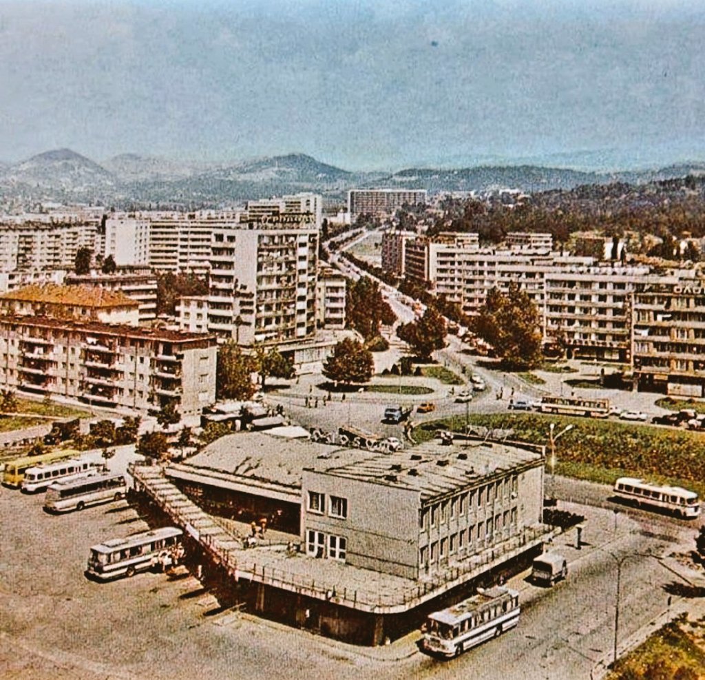 Bulgaristan, bi' zamanlar.

1980'li seneler, Kırcaali...

Ön planda, Kırcaali Otogarı ve 'Bulgaria' ve 'Belomorski' Bulvarlarının buluştuğu meşhur dönel kavşak. Arka planda, sağdaki ağaçlık kısım, içerisinde 'Drujba/Arda' Stadyumunun da bulunduğu 'Otdih i Kultura' Şehir Parkı.
