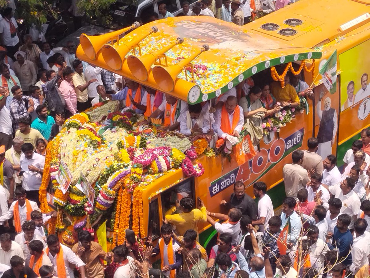 'ಎಲ್ಲೆಡೆ ಪ್ರಧಾನಿ ಮೋದಿ ಪರ ಜನದನಿಯ ಜಯಘೋಷ, ಮತ್ತೊಮ್ಮೆ ಬರಲಿದೆ ಮೋದಿ ಸರ್ಕಾರ, ಇದುವೇ ಜನಾದೇಶ' ಶಿವಮೊಗ್ಗ ಲೋಕಸಭಾ ಕ್ಷೇತ್ರದ ಪಕ್ಷದ ಅಭ್ಯರ್ಥಿ ಶ್ರೀ @BYRBJP ಅವರ ನಾಮಪತ್ರ ಸಲ್ಲಿಕೆ ಕಾರ್ಯಕ್ರಮದಲ್ಲಿ ಇಂದು ಮಾಜಿ ಮುಖ್ಯಮಂತ್ರಿಗಳಾದ ಶ್ರೀ @hd_kumaraswamy, ಶ್ರೀ @BSBommai ರವರೊಂದಿಗೆ ಪಾಲ್ಗೊಳ್ಳಲಾಯಿತು. ಜೆಡಿಎಸ್ ಹಾಗೂ