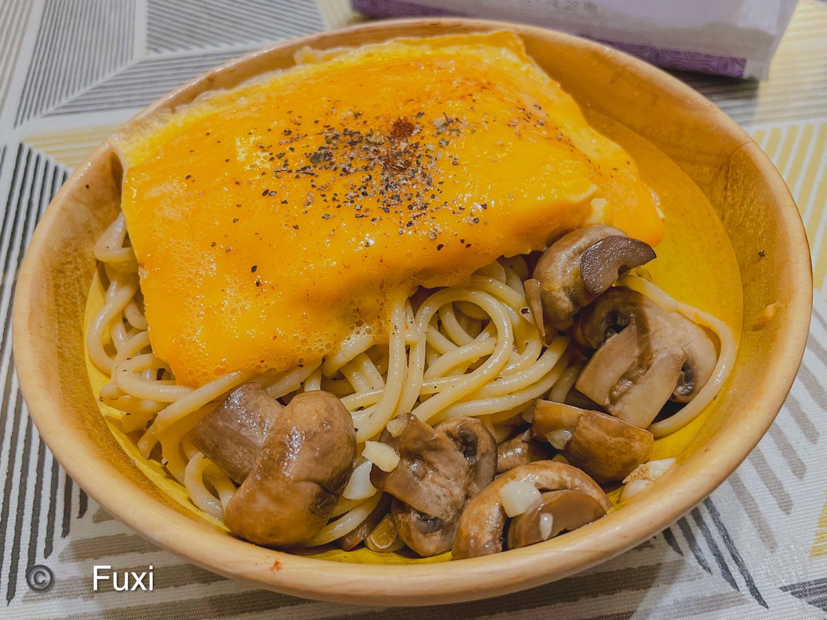 今天的晚餐洋菇大蒜奶油義大利麵跟長方體煎蛋
因為賣相很好看分享一下