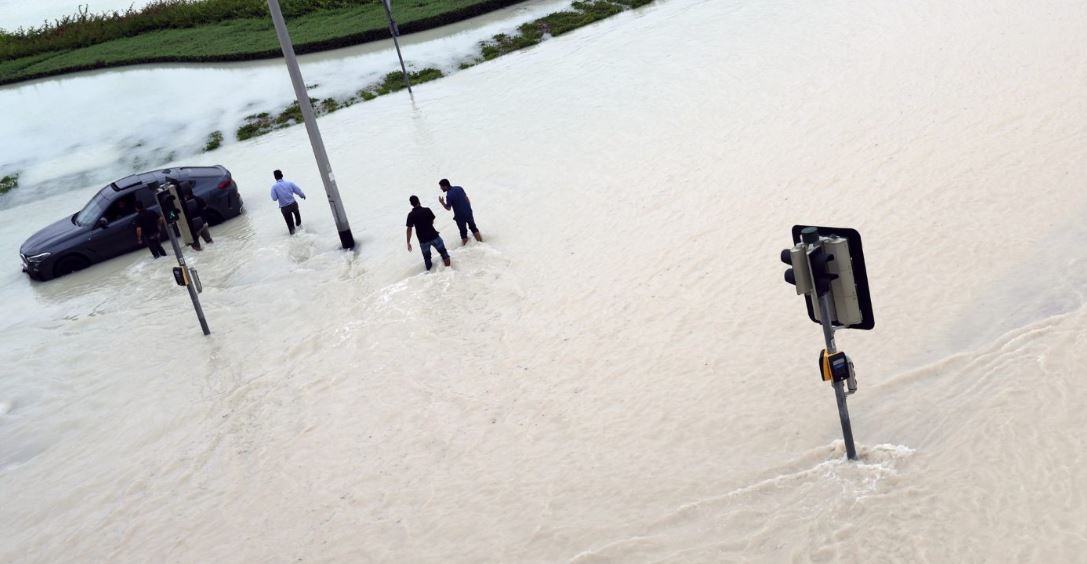 Emiratos Árabes Unidos sufre sus peores lluvias en 75 años y en su vecino Omán mueren 19 personas 🗞️📷 efeverde.com/las-intensas-l…