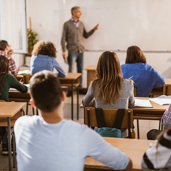 Diyarbakır'da bir öğretmen, zil çaldığında derse girmesi için uyardığı öğrencisi tarafından bıçaklandı.