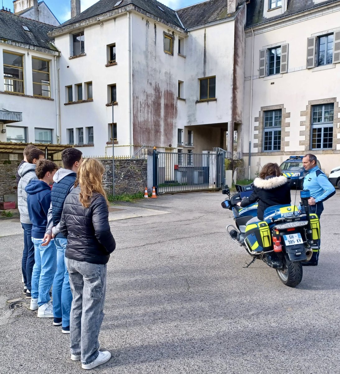 Un plaisir pour les gendarmes du #Finistère d'accueillir les stagiaires des classes de 3ème. ➡️ Au programme des visites et des démonstrations des différentes unités implantées dans notre beau département. Une découverte qui ne manquera pas de susciter des vocations. 🙂