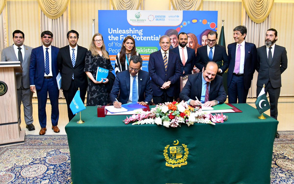 Islamabad: Prime Minister Muhammad Shehbaz Sharif witnesses signing of a letter of intent between Prime Minister's Youth Programme and the United Nations International Children's Emergency Fund on 18 April 2024.