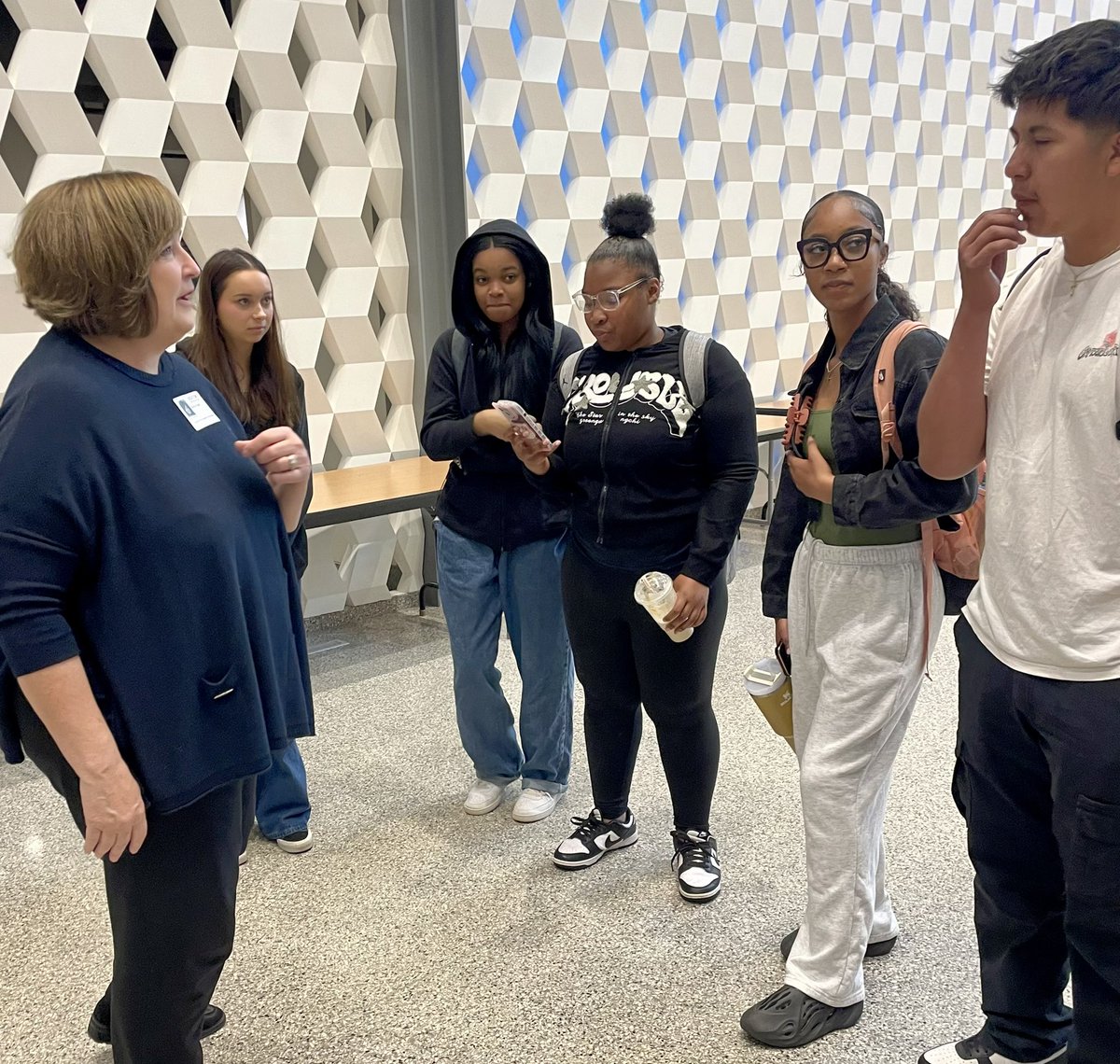 Student business owners @SMWestOffice are getting advice from business partner, Karla Engel @OakParkMall on merchandising to prepare for the #RealWorldLearning Pop-Up Store at next week’s @theSMSD R&D Forum @smsd_caa #RWLEntrepreneurship