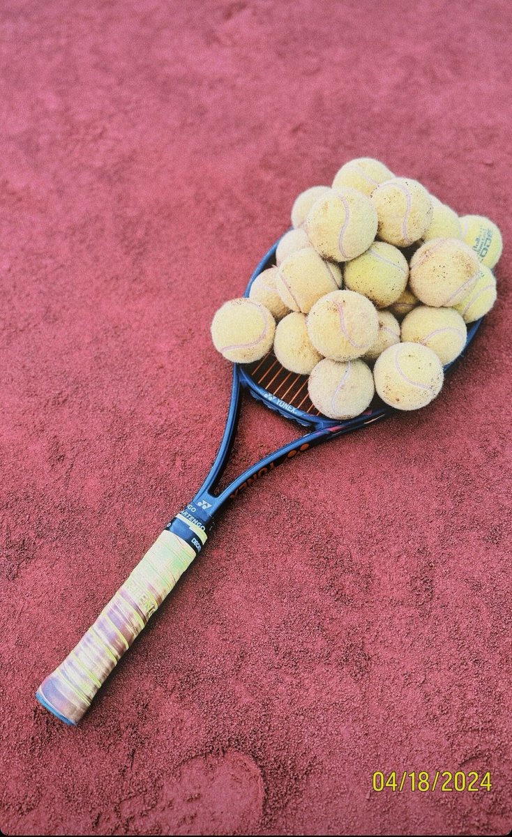 giacorochi's tweet photo. kraliçemiz tenis antrenmanı yapıyor 
#AyçaAyşinTuran https://t.co/OtdeAZnHrP