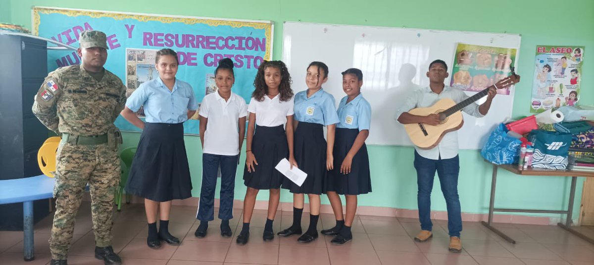 #Chepo | Mediante el programa Cantando en Nuestras Fronteras, proporcionamos clases de música y décima para promover la prevención y la integración comunitaria entre los estudiantes en nuestra área de operaciones.🎶🎻