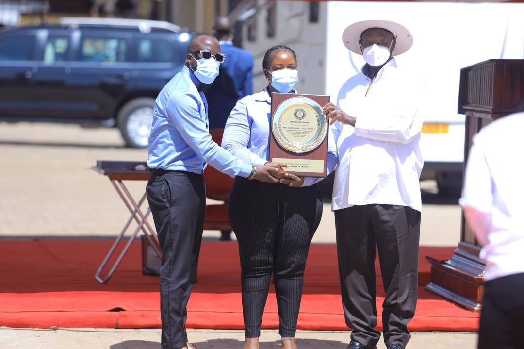 As part of the activities to mark the commissioning of the Supreme Court and Court of Appeal buildings, President Yoweri Kaguta Museveni has this afternoon awarded the Chief Justice, Alfonse Chigamoy Owiny Dollo, an Outstanding Leadership Award in recognition of his “Outstanding…