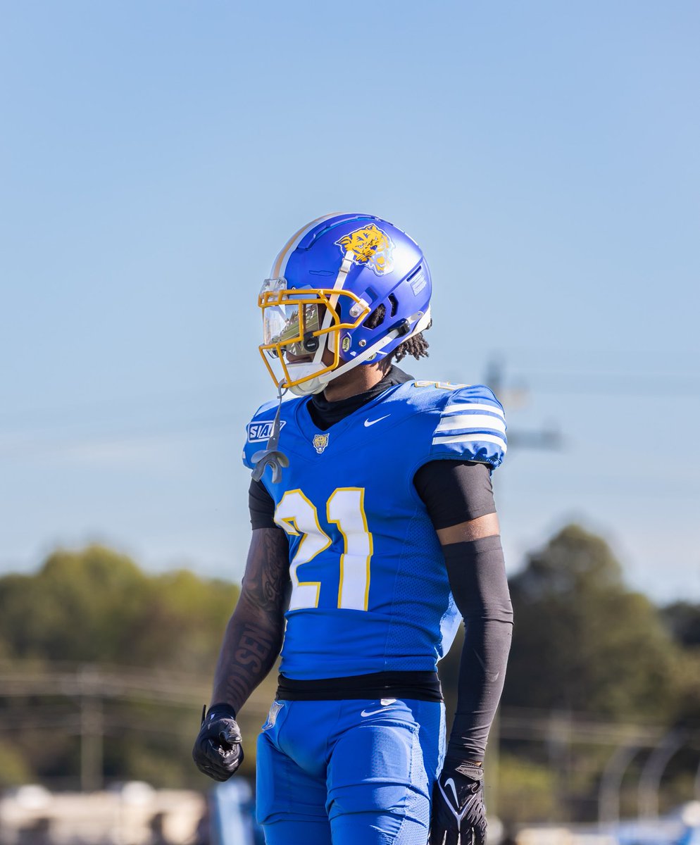 Officially In The Transfer Portal!🚨 5’11 176 CB🚨

Career Stats
3 Ints 13 Pbus 55 Tackles
39 Solo 16 Assists 1 Tfl
2 years of eligibility 

🚨Film On Page &amp; In Bio🚨