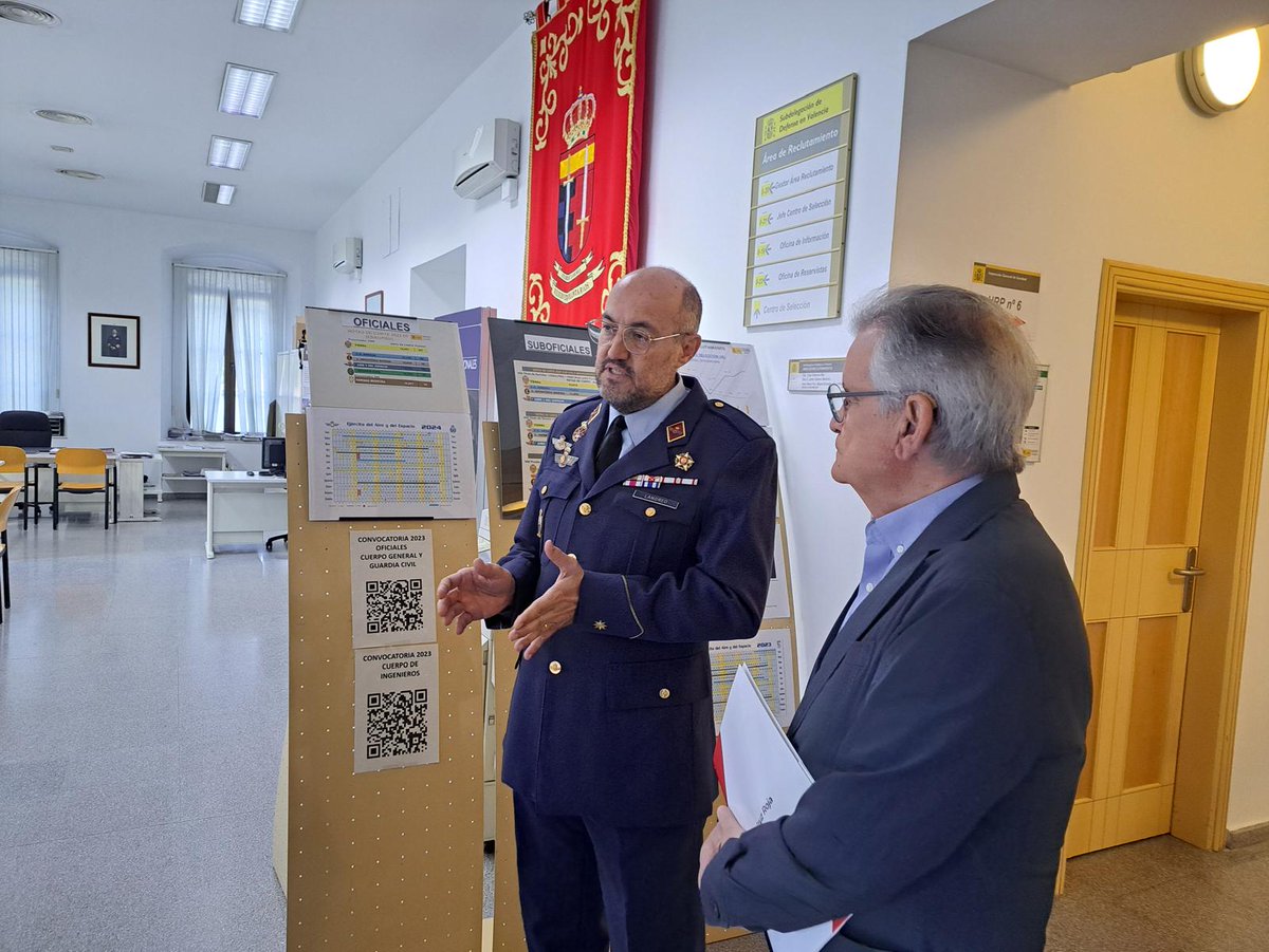 El presidente de @CruzRoja en la CV, Rafael Gandia, y el provincial de @CruzRojaVLC, Juan José Collado, mantuvieron hoy un encuentro con el Delegado de Defensa en la Comunidad Valenciana, Ángel Adán, y sus gestores de Área, de mano de los cuales visitaron sus dependencias.