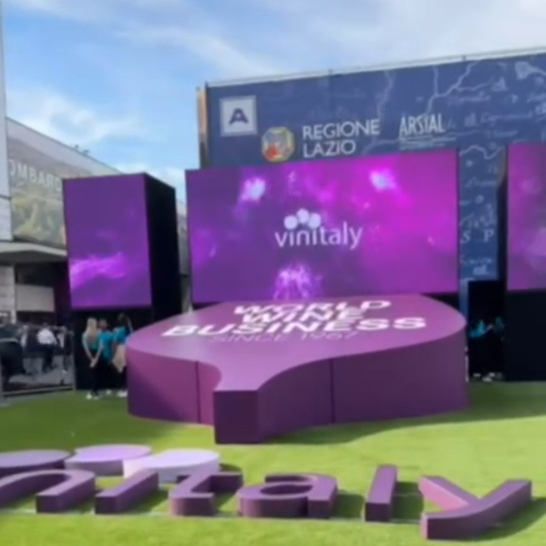 ecuaitalia's tweet photo. En misión comercial del 14-17 abril nuestro asociado @fammatti acudió a la feria mas importante a nivel mundial en el mundo del vino 🍷 #VinItaly 🇮🇹
Esta presencia fue posible bajo el programa #VIPbuyer de @ITABogota gestionado por la #CBEI @ecuaitalia esperamos pronto estos excelentes vinos en Ecuador🇪🇨
@CeEcuatoriano @CEE_USFQ @BarbatoStefano @mirkocosta81 @ItalyinEcuador @giovadavoli @jliturralde2 @RizzelloAcilio @asorestguayas @deloschefs @MiC_Italia @mimit_gov @ItalyMFA @Gabrielacartage @brunoleonep @CostaCaterina @MauroToscanini @mariocanessa