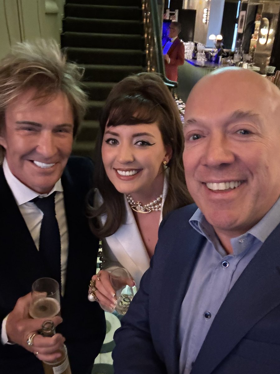 Another great evening with the legend that is Charlie Mullins, celebrating @JamesWhaleShow getting his long overdue MBE. What a night🥂 @EamonnHolmes @lizziecundy 🥂
dailymail.co.uk/news/article-1…