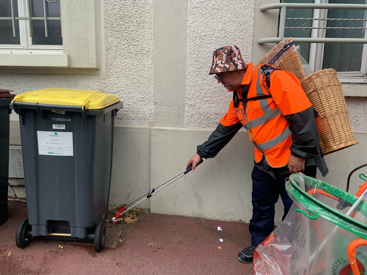 « J’en ai pleuré » : Ludovic, éboueur star de TikTok, portera la flamme olympique et promet une « surprise » ➡️ l.leparisien.fr/nODf