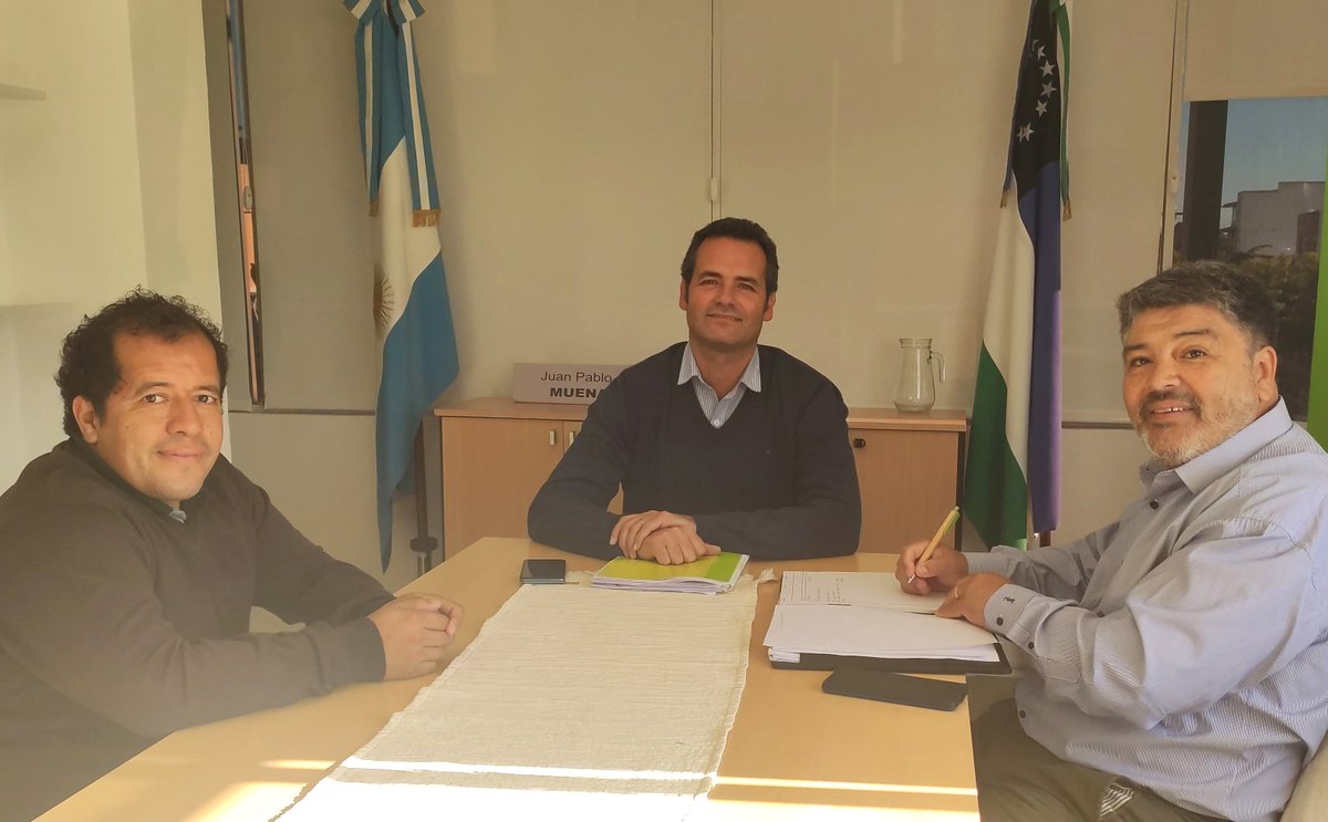 MuenaPablo's tweet photo. #Viedma Junto al Intendente Raúl Hermosilla repasamos las acciones que vamos a llevar adelante en #Comallo. Se aproxima el invierno y en la región sur necesitan que estemos más #juntos que nunca. https://t.co/YFQK6HLHBB
