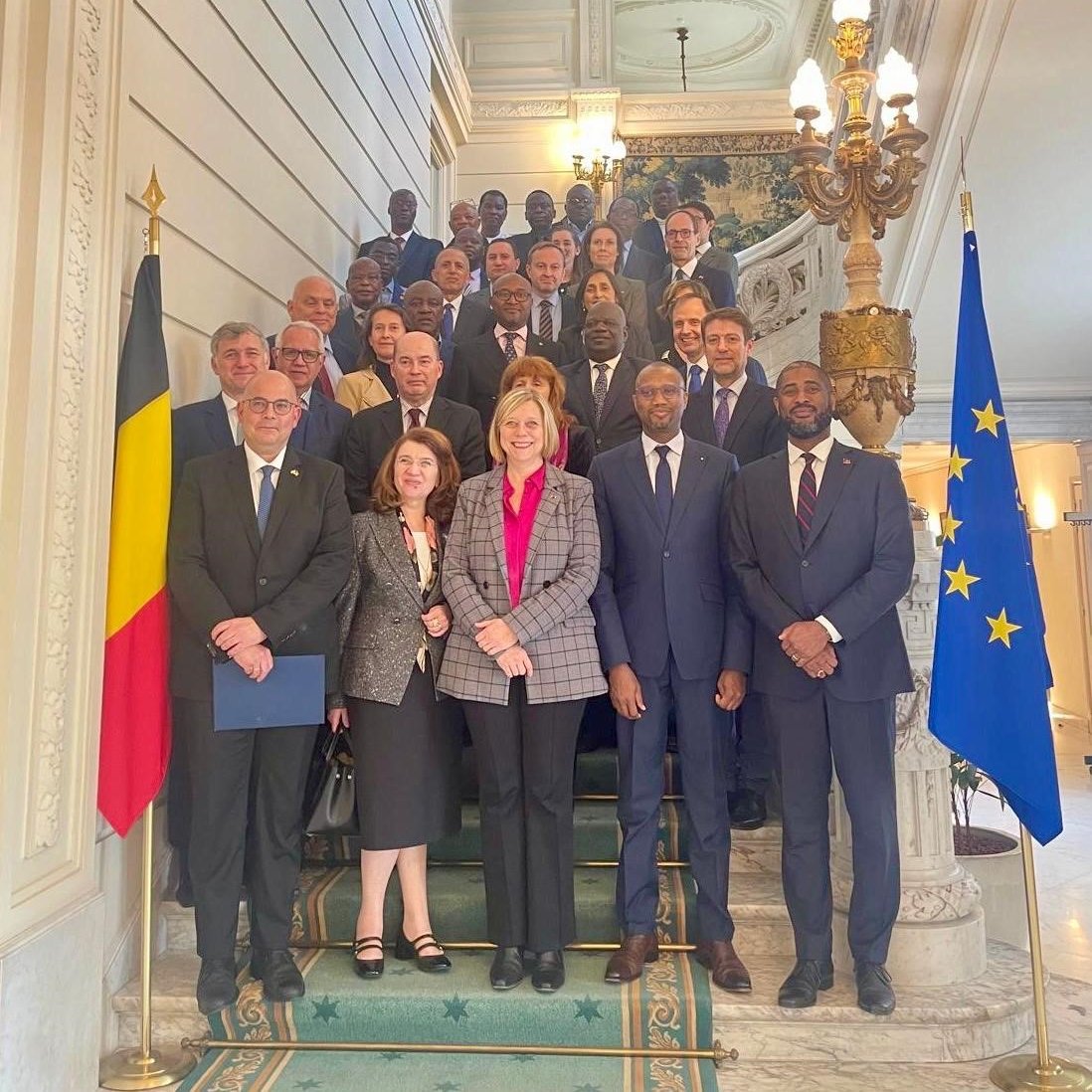 AmbMCBenelux's tweet photo. Rencontre du groupe des Ambassadeurs francophones en Belgique #GAFB avec la Présidente @elianetillieux à la Chambre des Représentants.
Discussions intéressantes sur le rôle des femmes en politique et dans la diplomatie ainsi que sur les prochaines échéances électorales. https://t.co/hswbjtXA7P