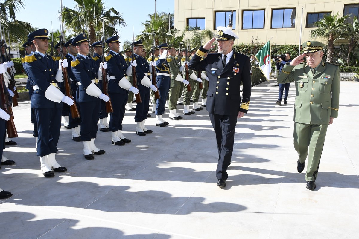 🇩🇿| Le chef d'État-Major de l'Armée nationale populaire, Saïd #Chengriha, a reçu le président du Comité militaire de l'#OTAN, Rob Bauer. Ce dernier est en visite de travail en #Algérie, accompagné d'une importante délégation militaire, afin de renforcer la coopération bilatérale.