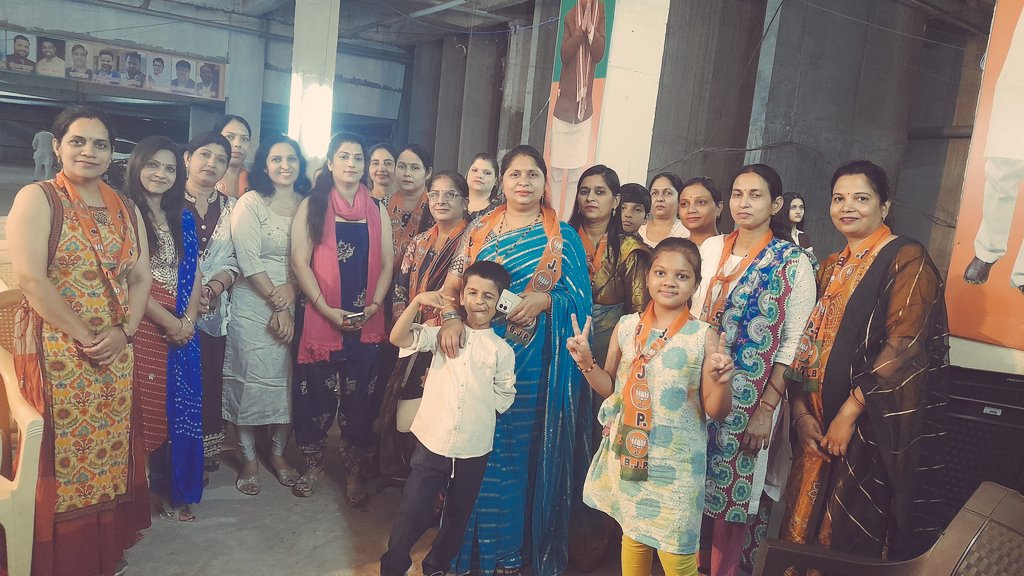 LokeshTyagiGBN's tweet photo. डर मुझे भी लगा फासला देखकर
पर मैं बढ़ता गया रास्ता देखकर
खुद-ब-खुद मेरे नजदीक आती गई
मेरी मंजिल मेरा हौसला देखकर @dr_maheshsharma जी के समर्थन में आज ग्रेनो वेस्ट कार्यालय में विभिन्न सोसायटी के परिवारजनों ने डॉ० महेश शर्मा जी को भारी बहुमत के साथ चुनाव में जिताने का संकल्प लिया https://t.co/djALhqTuX4