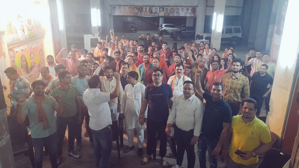 LokeshTyagiGBN's tweet photo. डर मुझे भी लगा फासला देखकर
पर मैं बढ़ता गया रास्ता देखकर
खुद-ब-खुद मेरे नजदीक आती गई
मेरी मंजिल मेरा हौसला देखकर @dr_maheshsharma जी के समर्थन में आज ग्रेनो वेस्ट कार्यालय में विभिन्न सोसायटी के परिवारजनों ने डॉ० महेश शर्मा जी को भारी बहुमत के साथ चुनाव में जिताने का संकल्प लिया https://t.co/djALhqTuX4