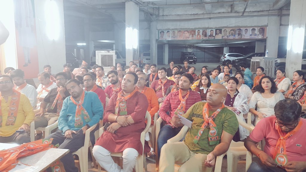 LokeshTyagiGBN's tweet photo. डर मुझे भी लगा फासला देखकर
पर मैं बढ़ता गया रास्ता देखकर
खुद-ब-खुद मेरे नजदीक आती गई
मेरी मंजिल मेरा हौसला देखकर @dr_maheshsharma जी के समर्थन में आज ग्रेनो वेस्ट कार्यालय में विभिन्न सोसायटी के परिवारजनों ने डॉ० महेश शर्मा जी को भारी बहुमत के साथ चुनाव में जिताने का संकल्प लिया https://t.co/djALhqTuX4