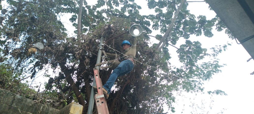 Alcaldia_Ayutux's tweet photo. Bajo la coordinación de nuestro @AlcaldeNochez, este día se han realizado trabajos de mantenimiento y reparación de lámparas en distintaz zonas del Casco Urbano y canton El Zapote de #Ayutuxtepeque.
#TrabajarConstruiryProgresar
Alejandro Nóchez
"Cerca de la Gente". https://t.co/xf6FPCIHzB