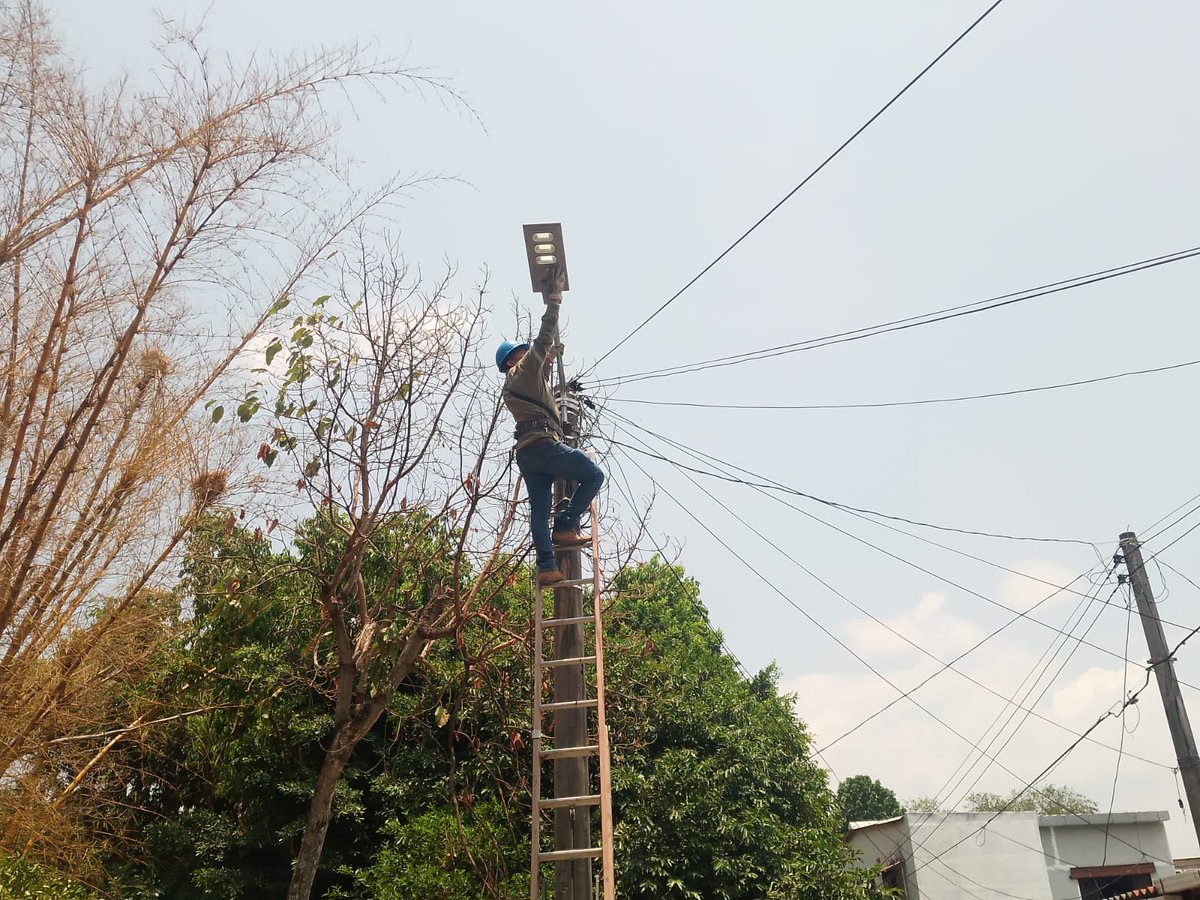 Alcaldia_Ayutux's tweet photo. Bajo la coordinación de nuestro @AlcaldeNochez, este día se han realizado trabajos de mantenimiento y reparación de lámparas en distintaz zonas del Casco Urbano y canton El Zapote de #Ayutuxtepeque.
#TrabajarConstruiryProgresar
Alejandro Nóchez
"Cerca de la Gente". https://t.co/xf6FPCIHzB