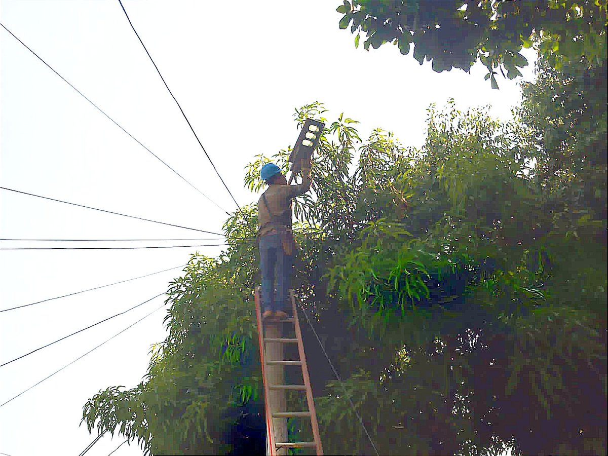 Alcaldia_Ayutux's tweet photo. Bajo la coordinación de nuestro @AlcaldeNochez, este día se han realizado trabajos de mantenimiento y reparación de lámparas en distintaz zonas del Casco Urbano y canton El Zapote de #Ayutuxtepeque.
#TrabajarConstruiryProgresar
Alejandro Nóchez
"Cerca de la Gente". https://t.co/xf6FPCIHzB