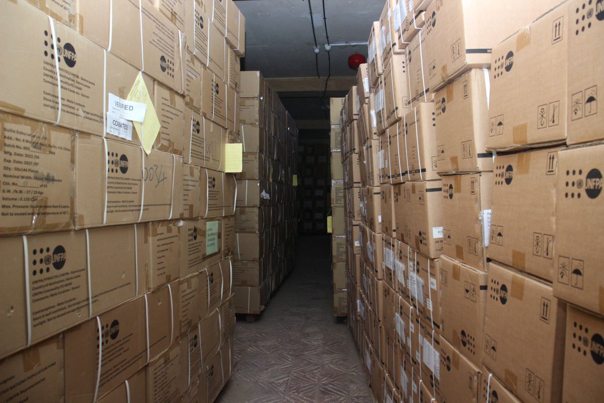 UNFPASierraleon's tweet image. Today, we handed over a shipment of 2.5 million condoms to the Ministry of Health through Deputy Minister Dr Senessie.

This support will contribute to preventing unintended pregnancy, #HIV &amp;amp; #STIs as part of our mission to ensure universal access to sexual &amp;amp; rep health &amp;amp; rights.