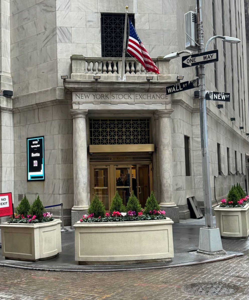 inheritanceArt's tweet photo. Today @realVincePeters will be interviewed on the floor of the @NYSE. He will be discussing $iAl, the asset and revenue-backed vehicle that Wall Street has been waiting for.

2.5 years ago he was working at @SpaceX, and now he is focusing on his #Al, #Art, and Real Estate Company https://t.co/8iWWZFZyx1