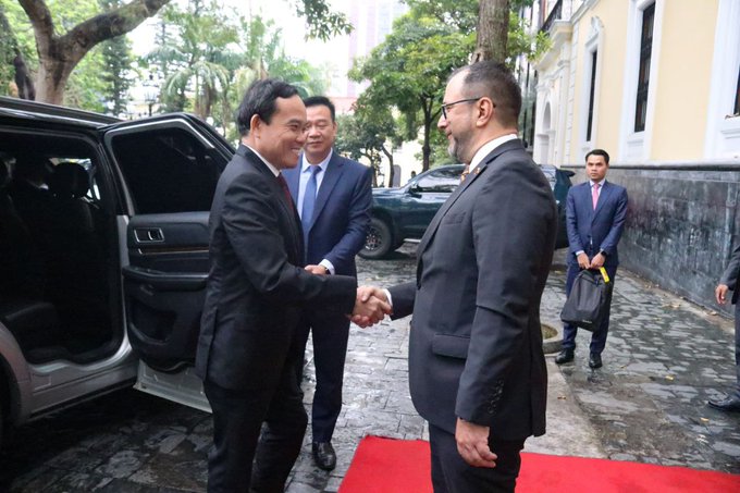 EE.UU. nos cierra una puerta y se nos abren mil, hoy el Canciller @yvangil recibe al Vice primer ministro de Vietnam Tran Luu Quang para establecer nuevas vías de cooperación e intercambio para la producción. #BidenLevantaElBloqueoYa