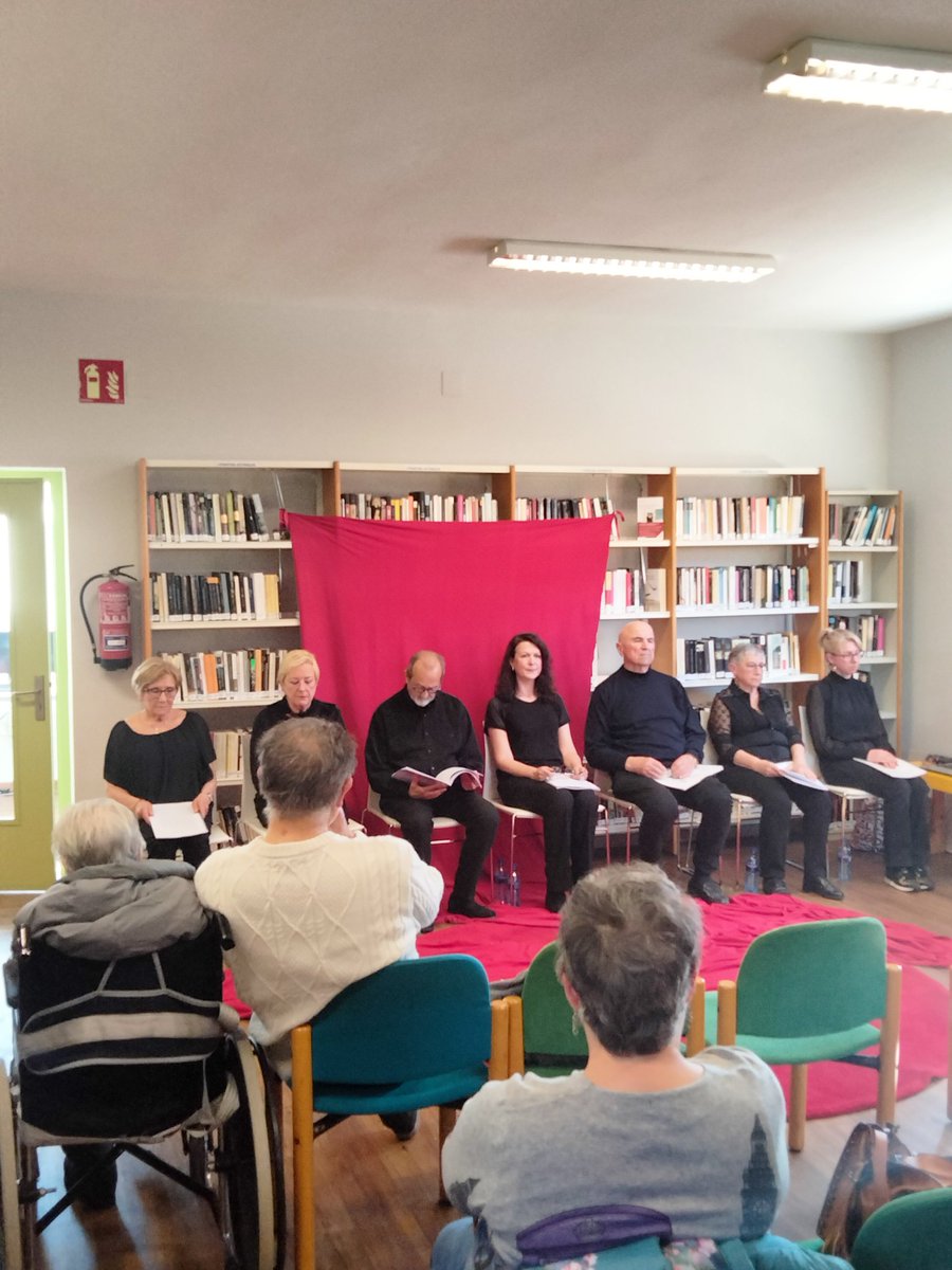 🔊Dan comienzo las lecturas dramatizadas del grupo de teatro La Galerna haciendo de @biblioroces un espacio teatral donde cobran vida Lorca, Camis, Ionesco... 🎭💜📚#MesdelLibro
@RMBGijonXixon @Culturagijon