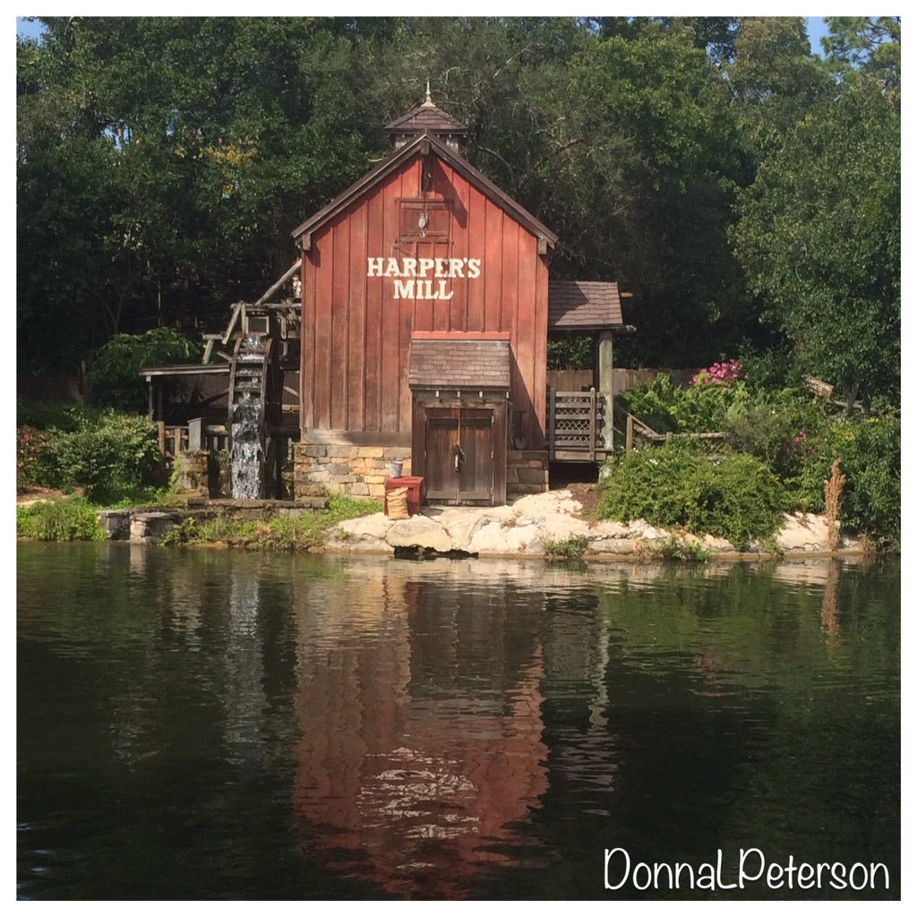 An old Vermont mill caught the eye of children’s author and #photographer, Donna Peterson. Follow Donna at DonnaLPeterson1 and view her photos and others at LushLandscapes. 3-0018