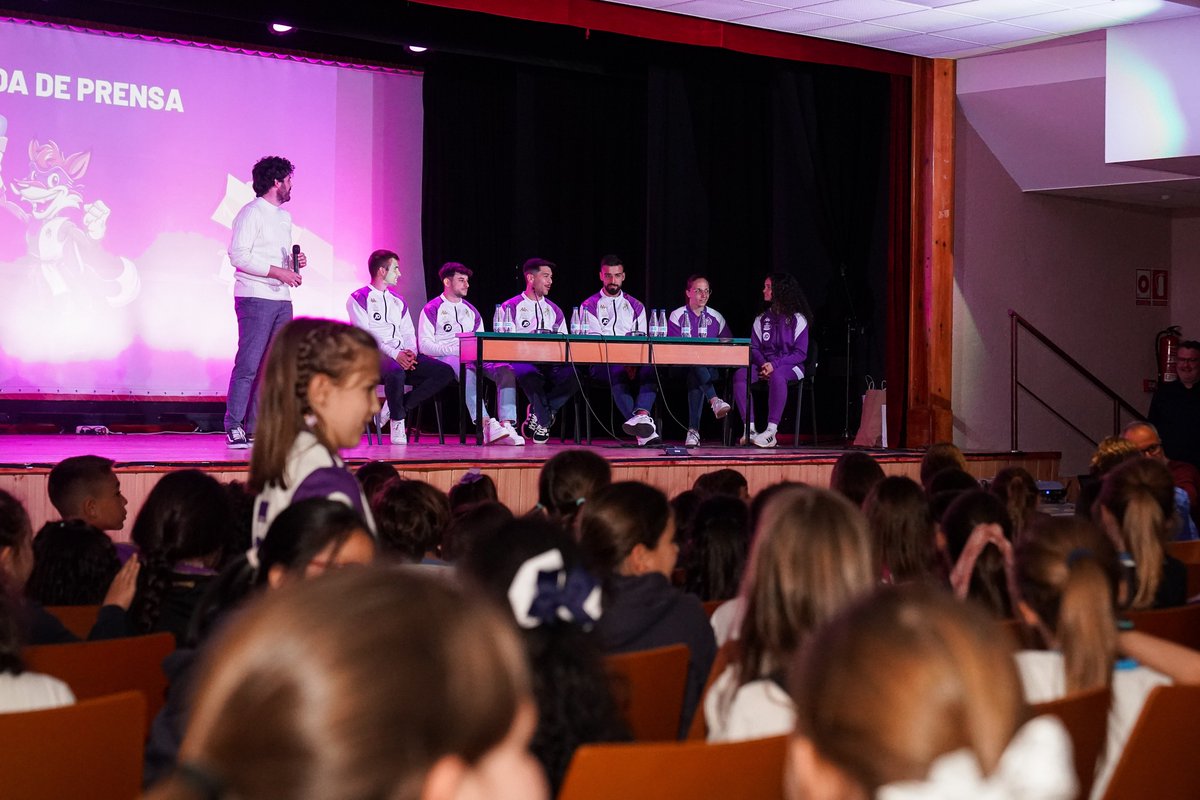 realvalladolid's tweet photo. Hoy, nuestros jugadores y jugadoras han visitado el Colegio Apostolado, ¡qué buen rato hemos pasado con los peques! '𝗘𝗹 𝗣𝘂𝗰𝗲𝗹𝗮 𝗲𝗻 𝘁𝘂 𝗲𝘀𝗰𝘂𝗲𝗹𝗮' suma y sigue. https://t.co/JwAOr16aPC