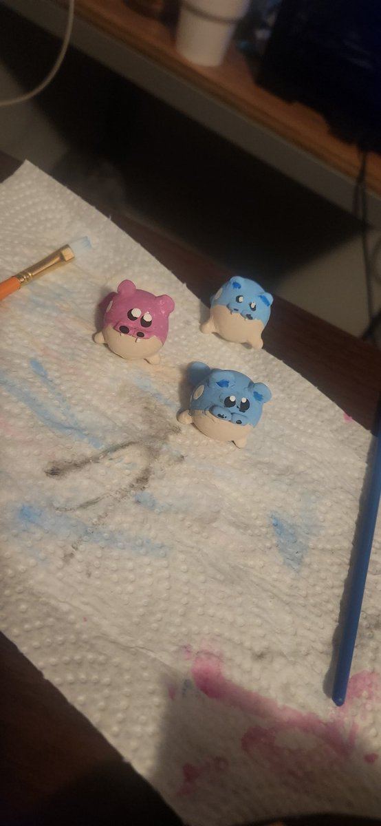 @octomimivt Of course! I haven't made a lot and only made them for a few gifts for my friends recent bday I'll have to ask for them to send pics but I'll def send them 😊 this is the only one I have of the first time ever making Spheals and only my second time working with clay so 💀😅😅