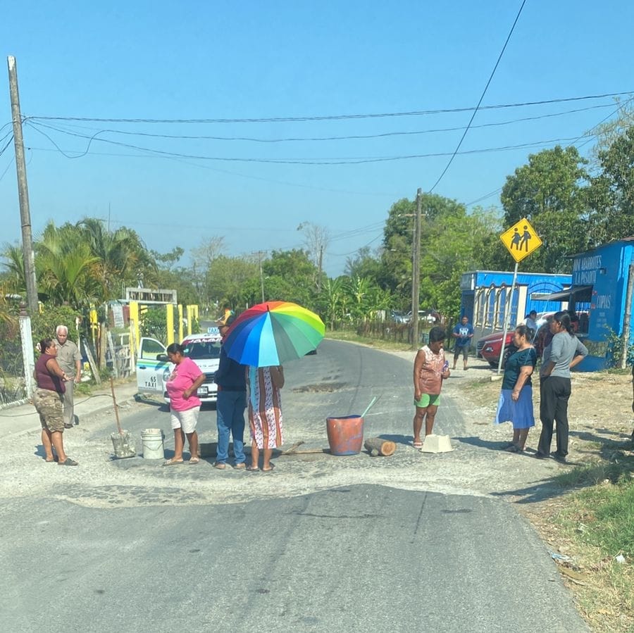 #AlMinuto | En estos momentos un grupo de habitantes de la Ranchería Chichonal del municipio de #Jalapa; bloquean la carretera principal para exigir al gobierno actual que les manden aunque sea una pipa con agua.

Aseguran que tienen más de 15 días sin el vital líquido, mencionan…