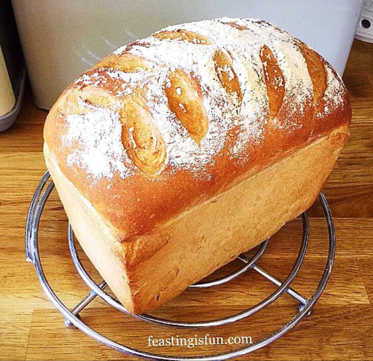 sammiefeasting's tweet image. Farmhouse White Loaf - the most popular bread recipe on my blog for a reason! Easy to make &amp;amp; bake &amp;amp; tastes delicious 🥰
Recipe - feastingisfun.com/farmhouse-whit…
#thursdayvibes #realbread #RecipeOfTheDay #baking