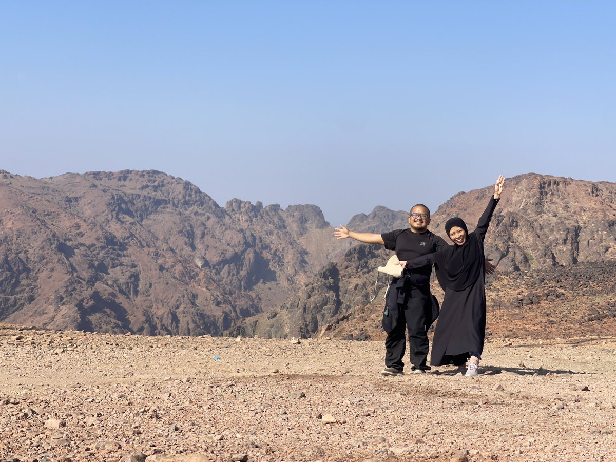 abd_jabbar's tweet photo. Jabal Uhud
#notaumrahdiy
هَذَا جَبَلٌ يُحِبُّنَا وَنُحِبُّهُ
“This mountain loves us & we love it”
- Prophet Muhammad PBUH in reference to Mount Uhud
I wanted to understand why our Prophet love Mount Uhud so much & on Day 9,we hike up the large magnificent #MountUhud
A Thread https://t.co/KJkDykcZlj