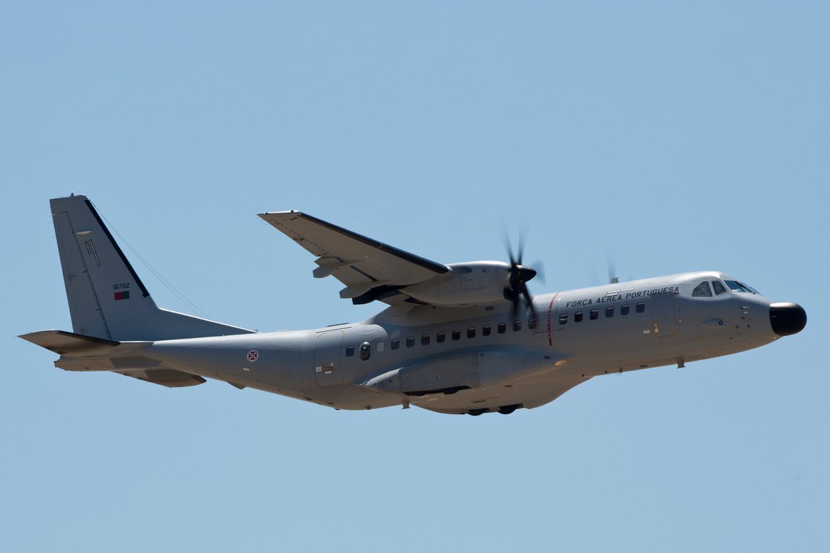 A #ForçaAérea realizou o transporte de dois doentes a necessitar de cuidados médicos urgentes, entre as ilhas do Arquipélago da #Madeira.   

Para a missão, que decorreu durante a tarde de hoje, foi empenhado um #C295M da Esquadra 502 - "Elefantes".   

#Saude #MEDEVAC