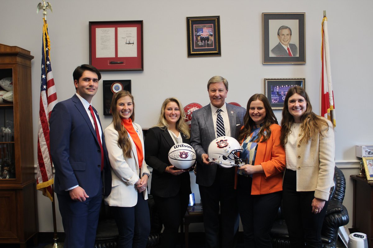 Local pharmacists are critical to our health systems in the rural south. I was happy to meet with these students from @auhcop to discuss how we can work together to improve rural health outcomes!