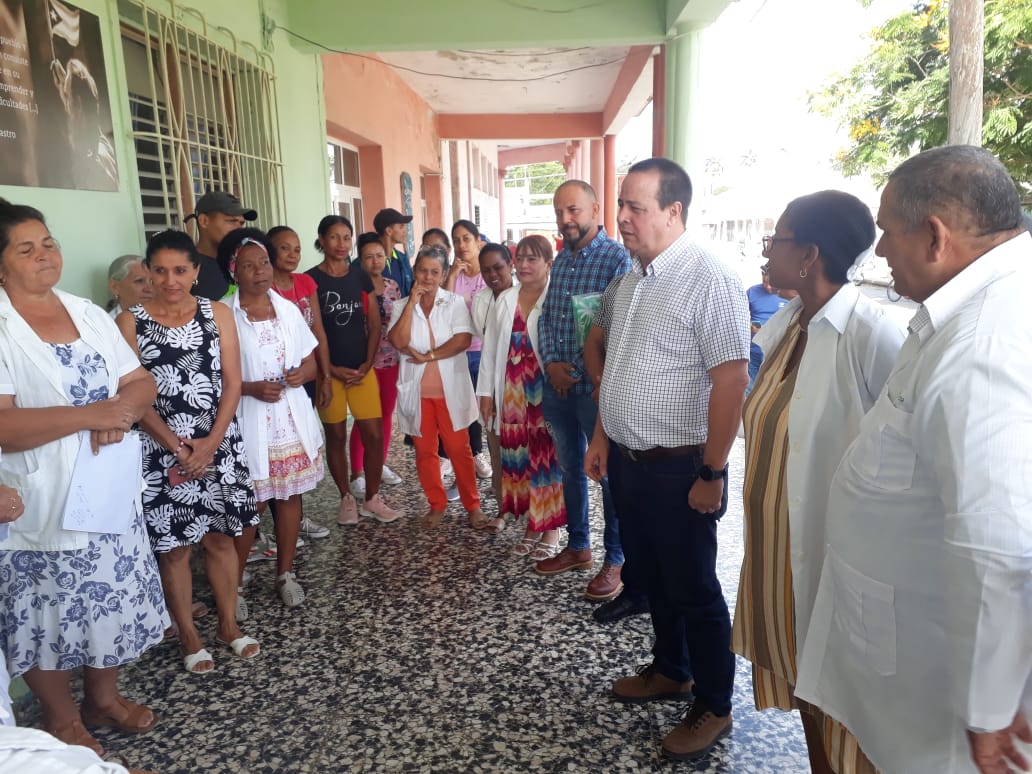 ⚕️Hasta el municipio #Vertientes llega hoy @japortalmiranda Ministro de @MINSAPCuba como parte de la #VisitaGubernamentalCamagüey donde intercambia con el colectivo del Centro Municipal de Higiene y Epidemiología 🇨🇺. #CubaPorLaVida