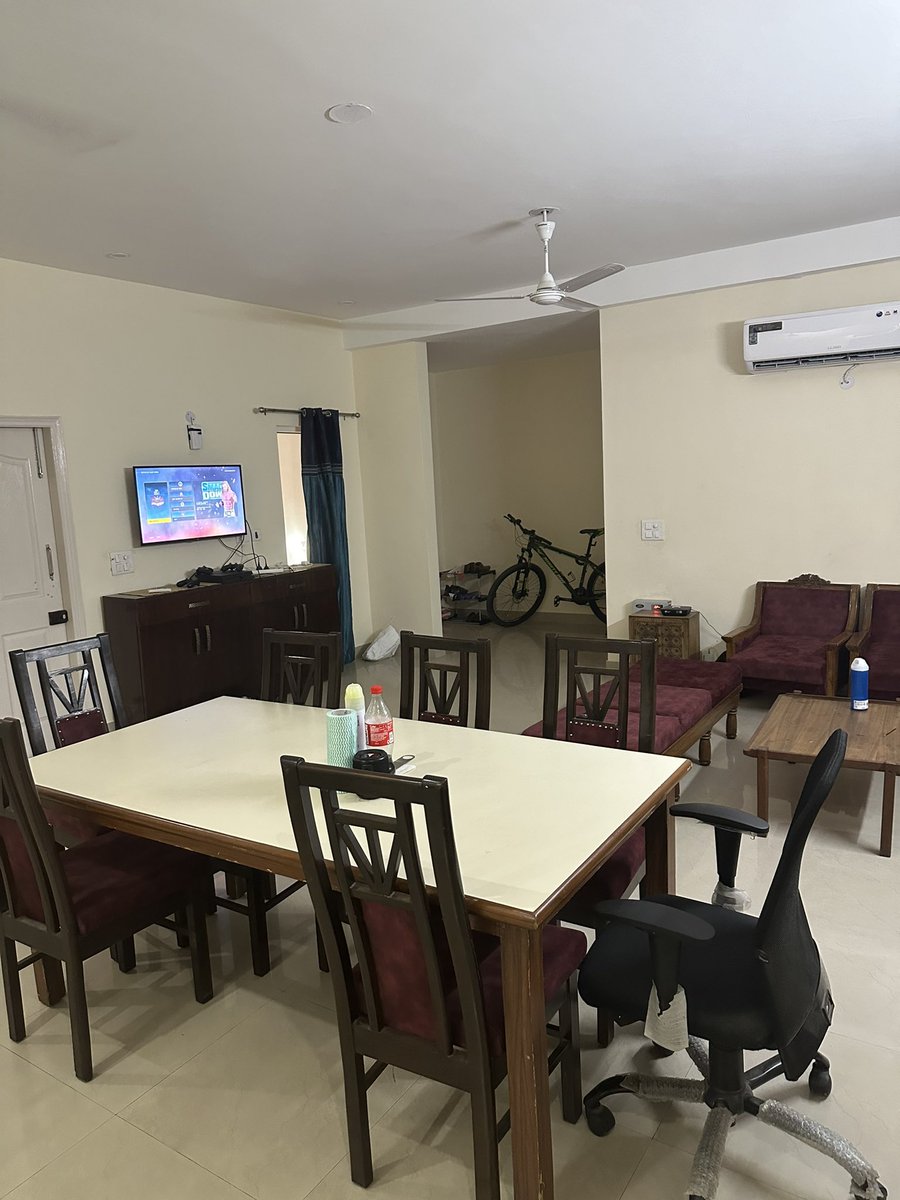 _VarunKanth's tweet photo. The apartment is 600 mts away from Phase-1 metro station and 800 mts away from Galleria Market. Please reach out if anyone is interested, thanks!

Rent: INR 20,000
Maintenance: INR 500

(3/3)

@DelhiNCRRoomi https://t.co/rt6kr44IFF