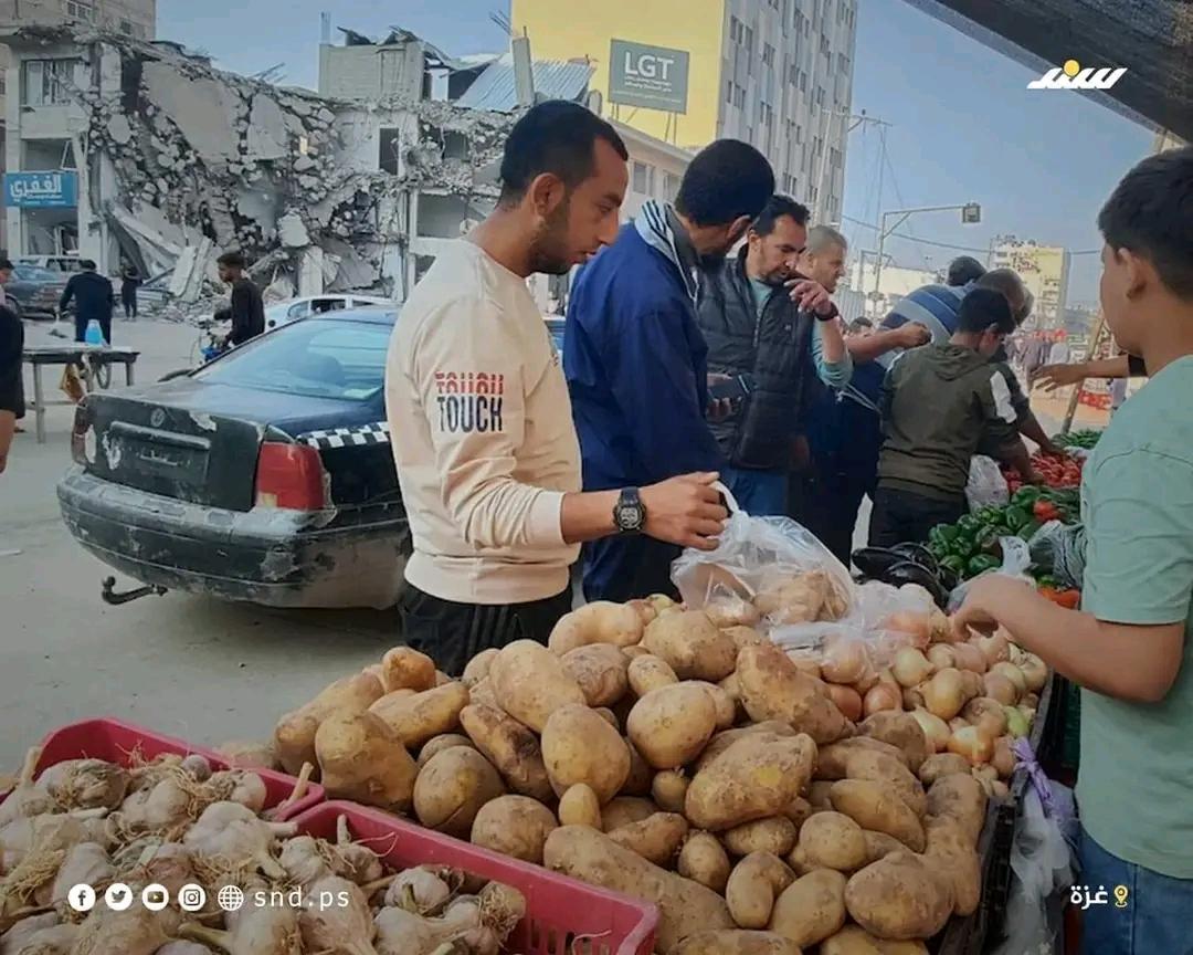 أسواق مدينة غزة بعد توفر بعض البضائع فيها وإقبال الناس عليها*
