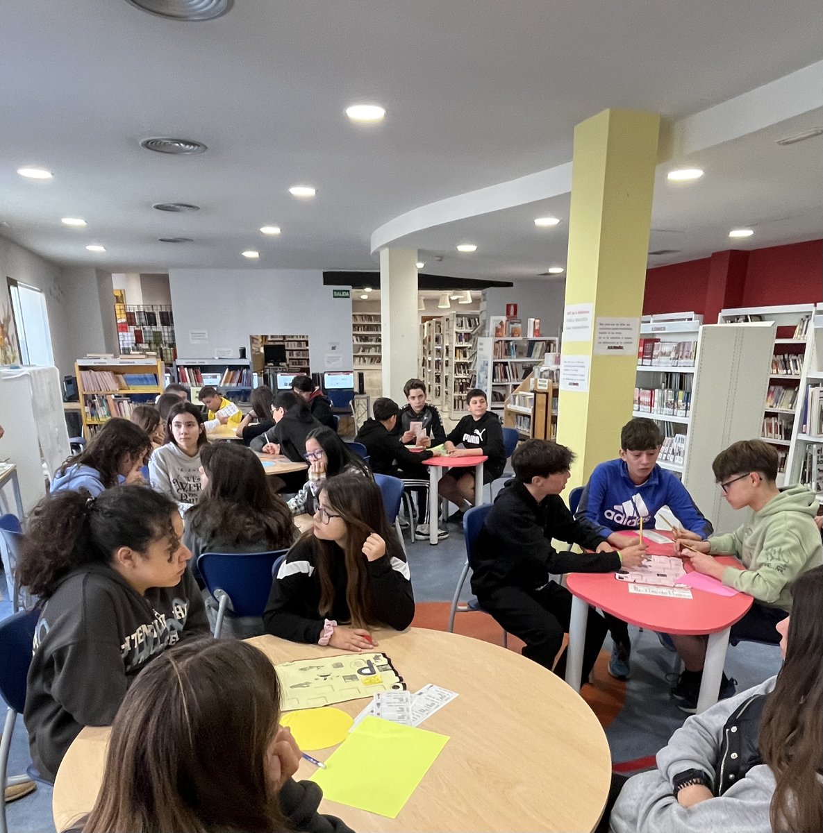 Segunda y última sesión del taller en la biblioteca municipal de Tudela de Duero en el que han participado los alumnos de primero de la ESO. Hoy han aprendido cuestiones referentes a la catalogación de libros realizando una divertida yincana. 
#fomentodelalectura