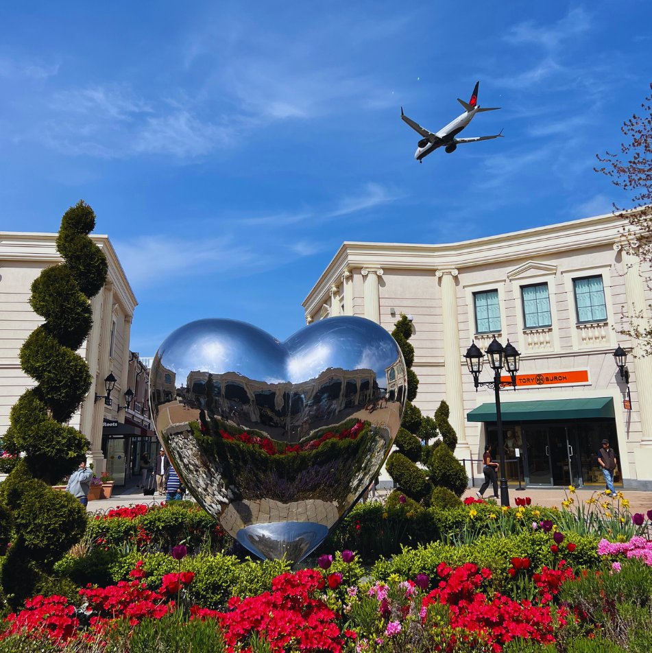 Spring has certainly sprung ! It's an ideal day for a stroll through the shops, &amp; plane-spotting from one our picture perfect patios. 😊✈️🛍️
#YVR #planespotting