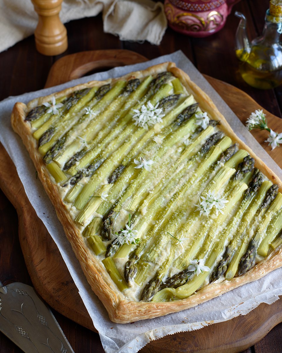 C'est de saison ! Les asperges et l'ail des ours se marient pour le meilleur dans cette recette gourmande et croustillante. C'est une base de pâte feuilletée qui accueille une crème ricotta parmesan avec un peu d'ail des ours. 
La recette à retrouver ici : turbigo-gourmandises.fr/tarte-feuillet…