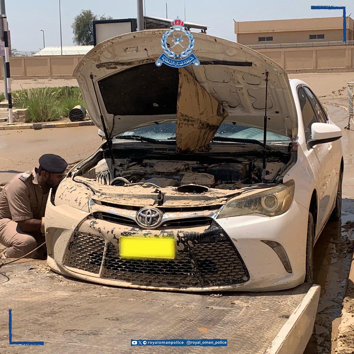 جانب من جُهود قيادة شُرطة محافظة شمال الباطنة في نقل المركبات المتضررة من الحالة الجوية … #شرطة_عمان_السلطانية