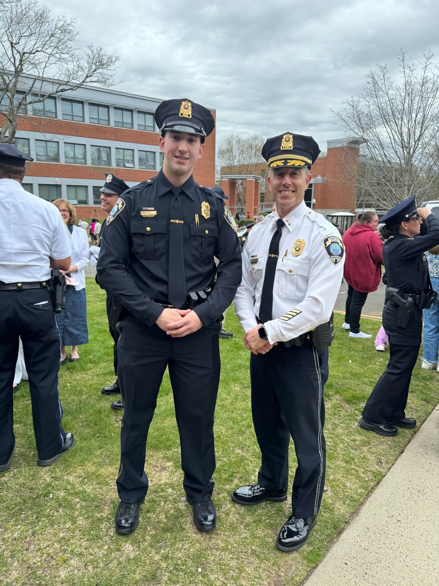 Congrats to Ofc Michael Toth for graduating from the CT Police Academy! He received the Luciano Award for highest academic scores…the second consecutive class where a @FPDCT officer has been honored. Ofc Toth now begins Field Training! Best wishes as he starts this new chapter!
