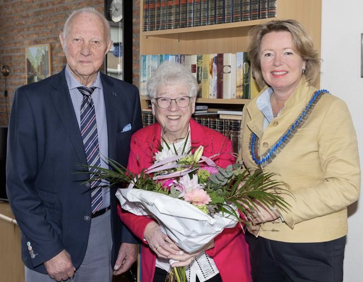 Vanmorgen bijzonder gezellig op ☕️bezoek geweest bij het echtpaar Cornelissen-Harte in #Elst voor hun 60-jarig huwelijk. Nogmaals van harte gefeliciteerd met uw diamanten huwelijk namens @Gem_Overbetuwe 💐