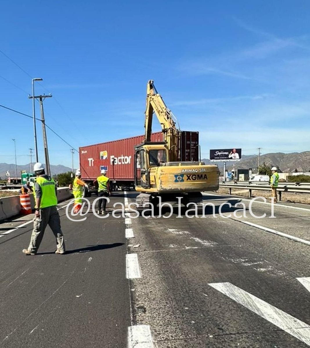 #Casablanca #accidente #Ruta68 km66/900 dirección #Valparaiso. Colisión de moto con camión.#Ruta cortada, desvío por #RutaF90 @INF0SCHILE @ChileInfo5 @djgraff_German @ViveCASABLANCA